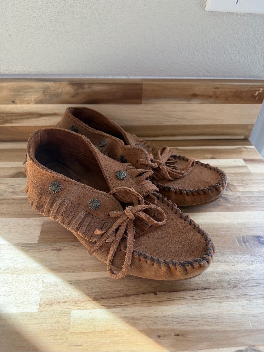 Minnetonka Brown Suede Fringe Moccasins – Women’s 7.5